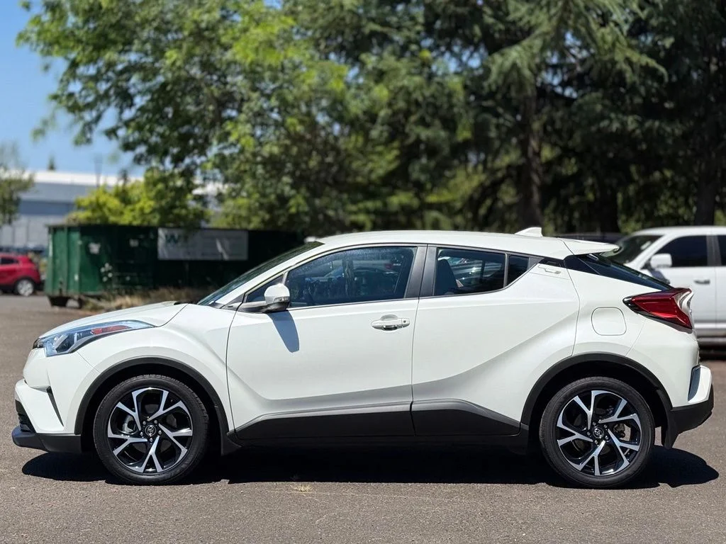 Used 2018 White Toyota XLE Premium image 2