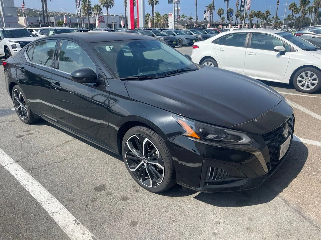 Used 2025 Black Nissan 2.5 SR image 2