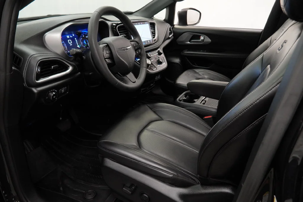 Used 2023 Black Chrysler Touring L image 26