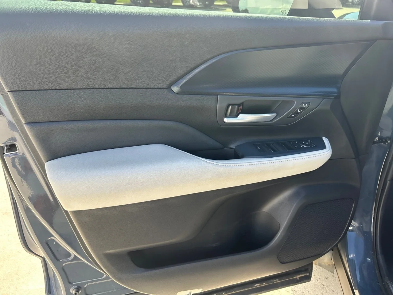 Used 2024  Toyota Hybrid MAX Limited image 10