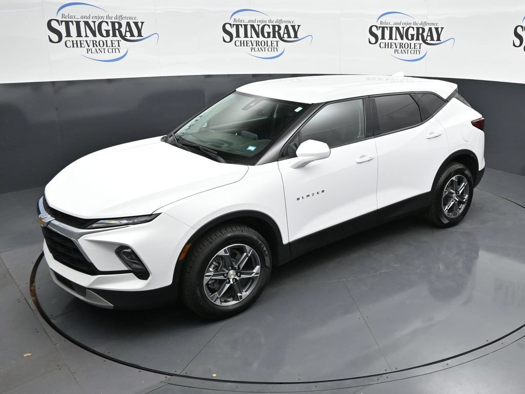 Used 2025 Summit White Chevrolet 2LT image 23