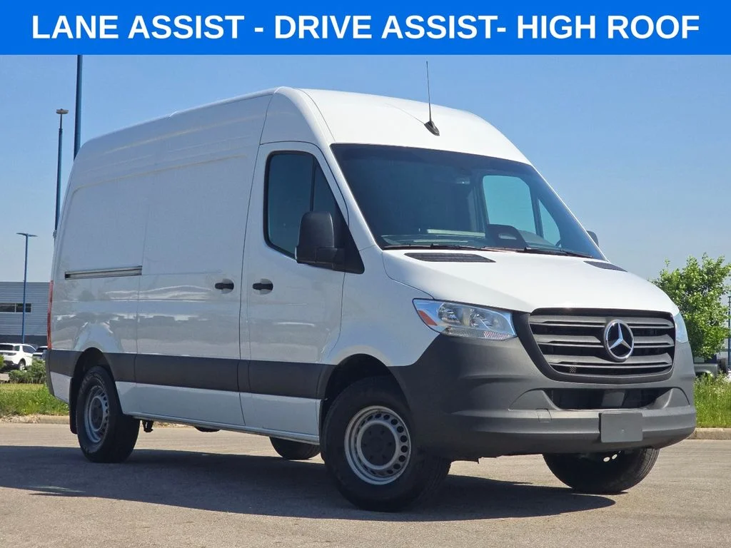 Used 2025  Mercedes-Benz Cargo 144 WB image 1