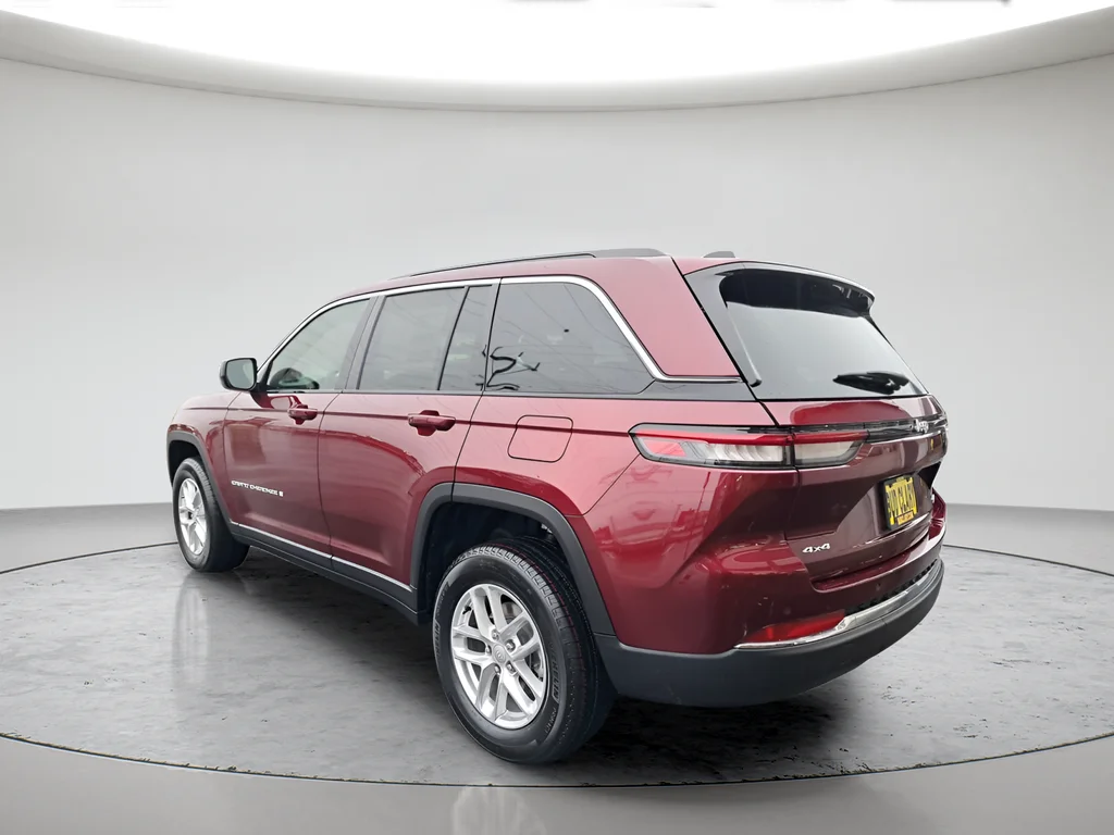 New 2026 Velvet Red Pearl-Coat Exterior Paint Jeep Laredo image 5