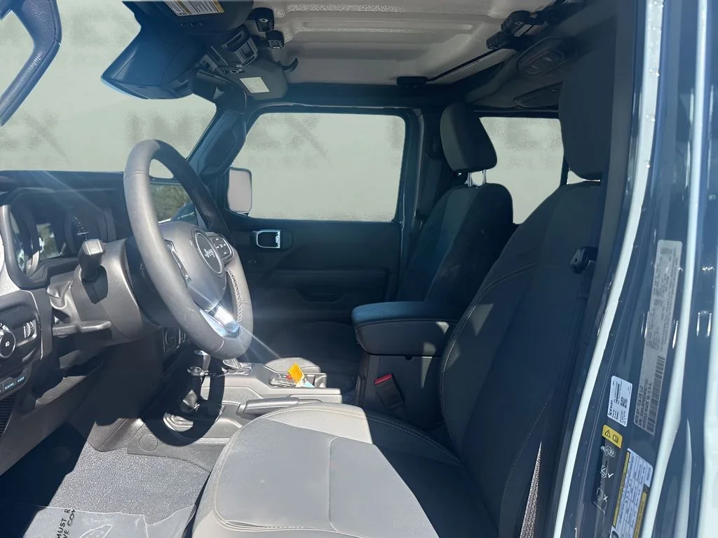 Used 2025 Gray Jeep Sahara image 9