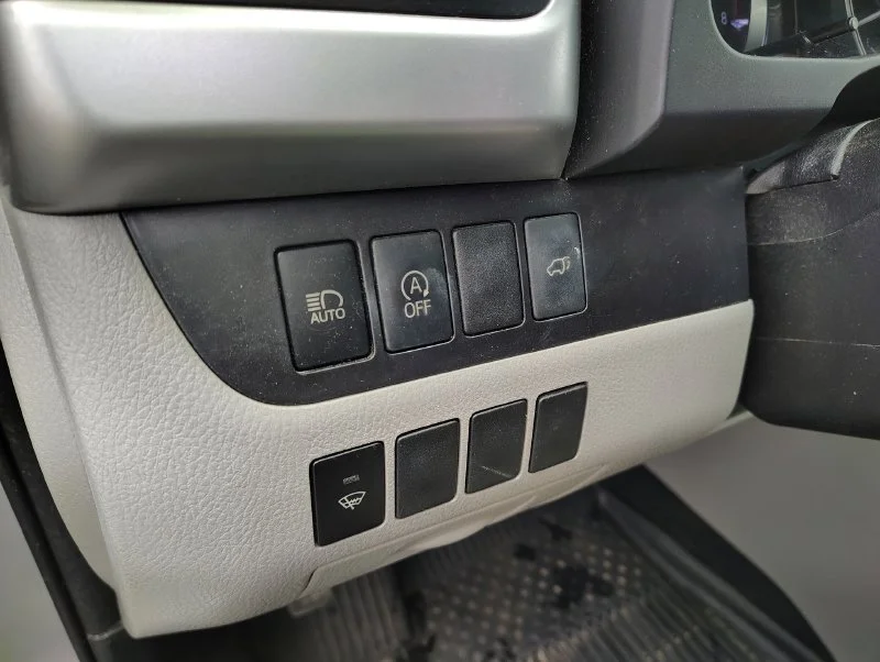 Used 2018 Silver Toyota XLE image 12