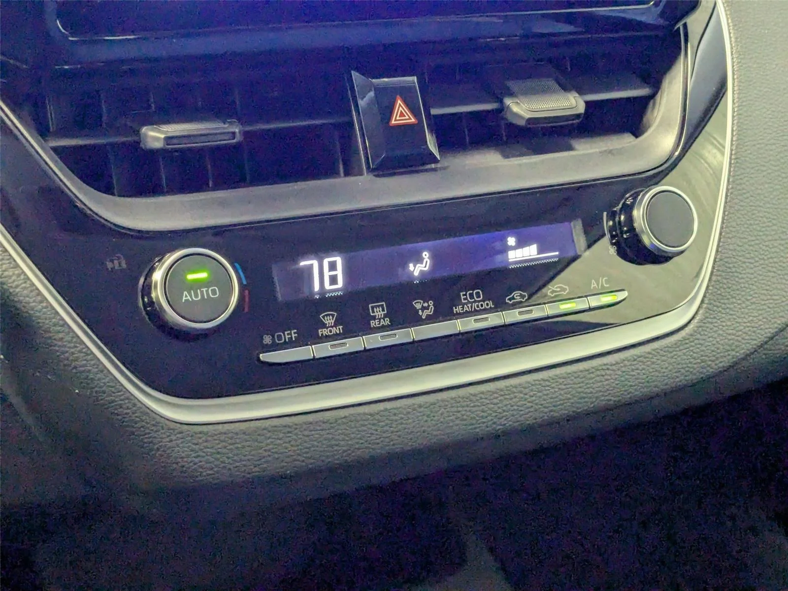 2025 Toyota Corolla LE - Photo 21