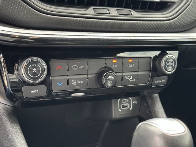 Used 2026 Silver Jeep Latitude image 18