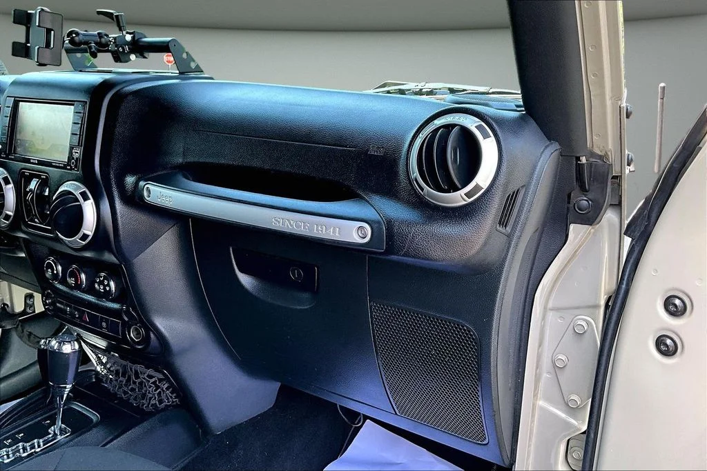 Certified Used 2018 Beige Jeep Unlimited Rubicon image 25