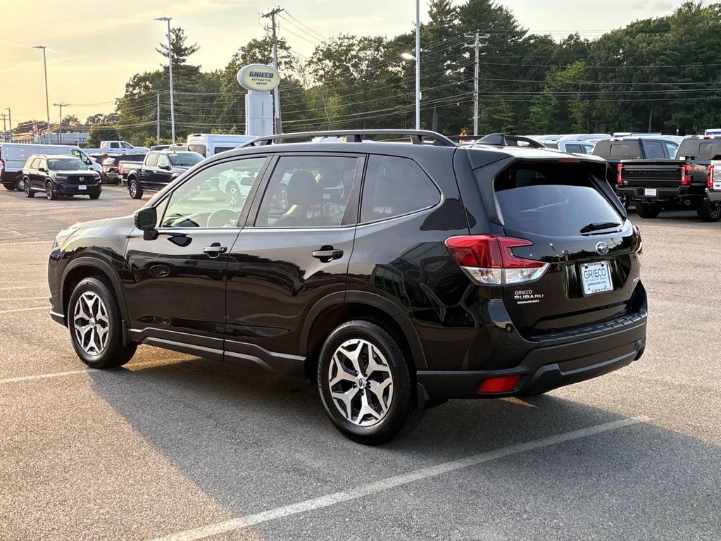 Used 2023 Crystal Black Silica Subaru Premium image 5