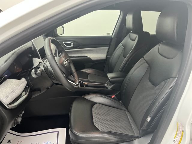 Used 2024 White Jeep Latitude image 12