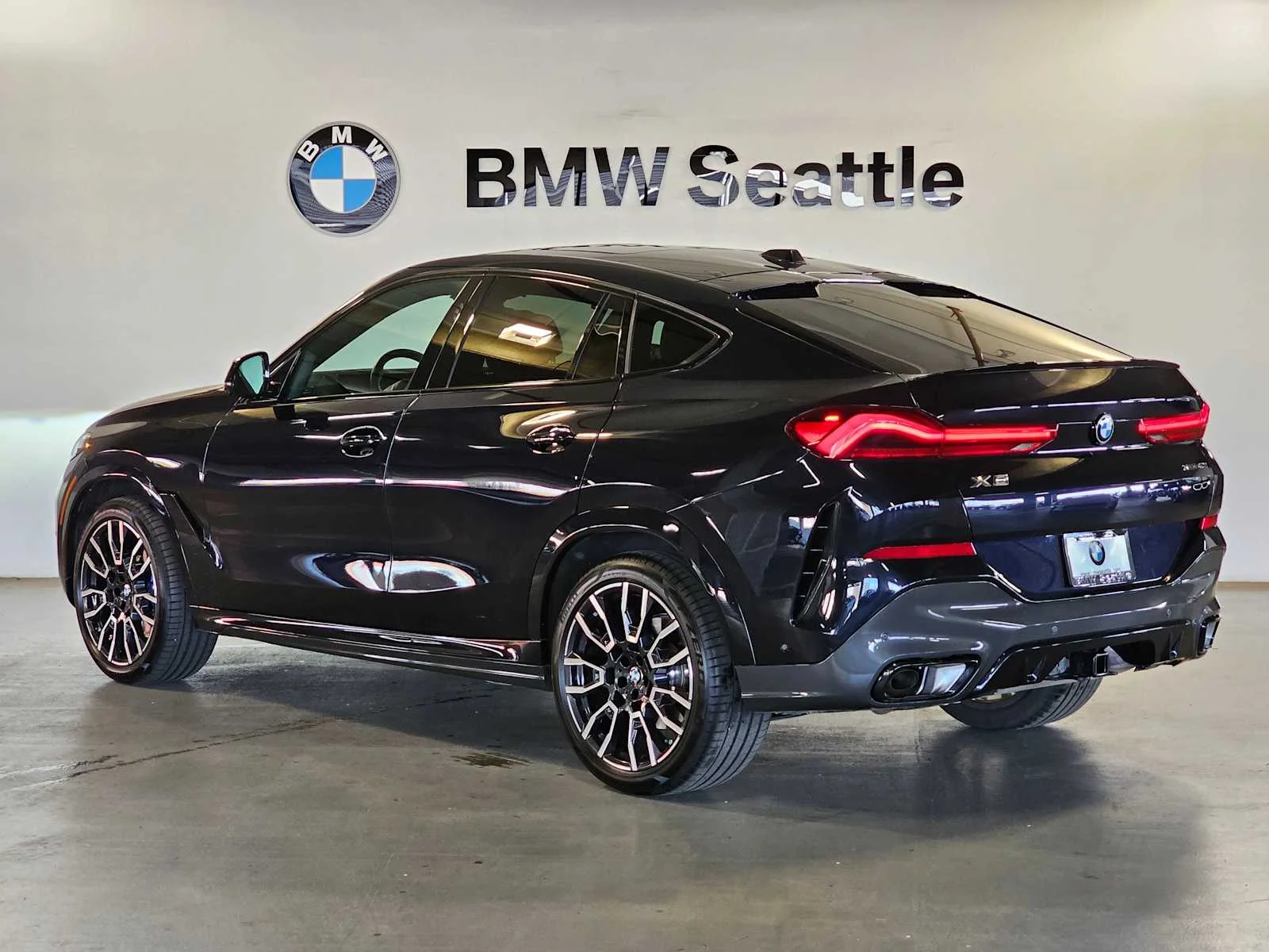 Used 2024 Carbon Black Metallic BMW xDrive40i image 4