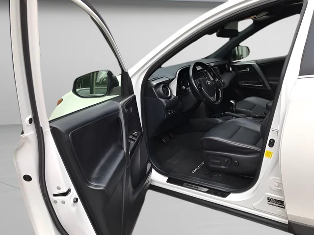 Used 2018 White Toyota SE image 12