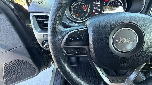Used 2019 Green Jeep Latitude image 27