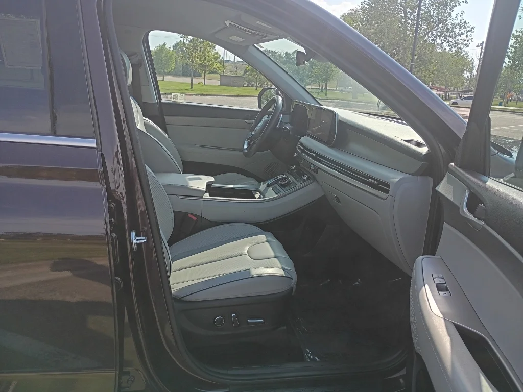Used 2025  Hyundai SEL image 10