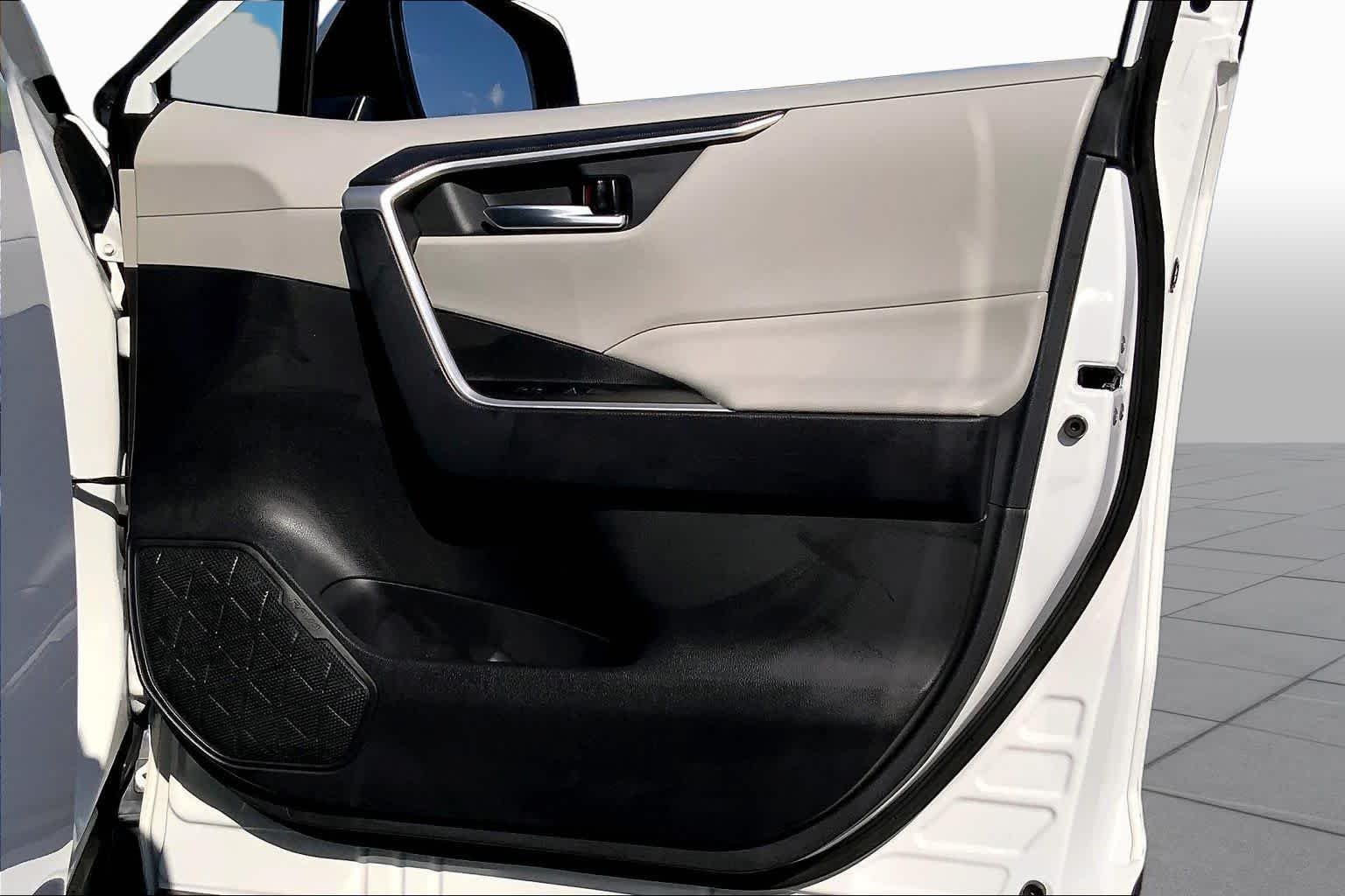Used 2024 Ice Cap Toyota Hybrid XLE image 22