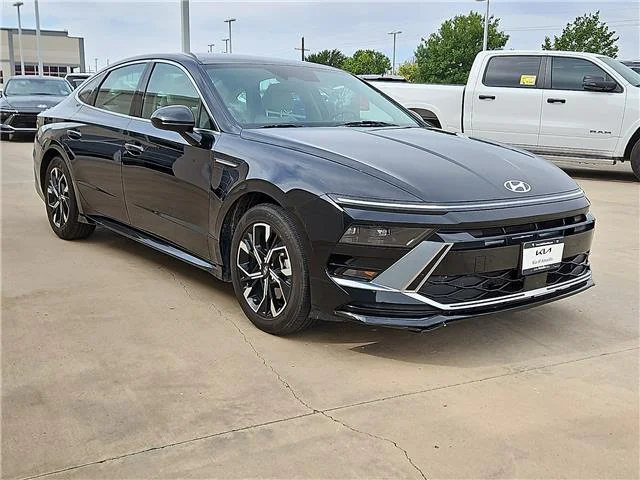 Used 2025 Black Hyundai SEL image 4