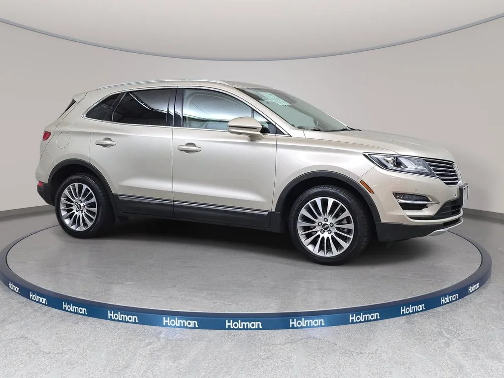 Used 2017 Gold Lincoln Reserve image 4