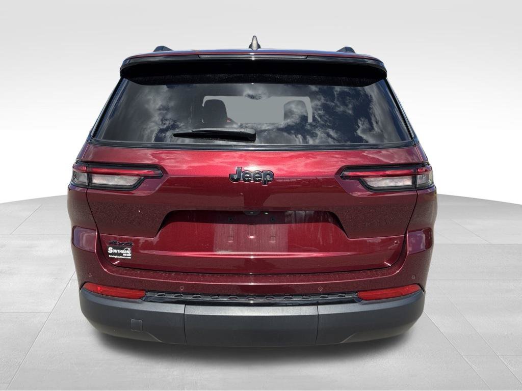 Used 2024 Red Jeep Altitude image 4