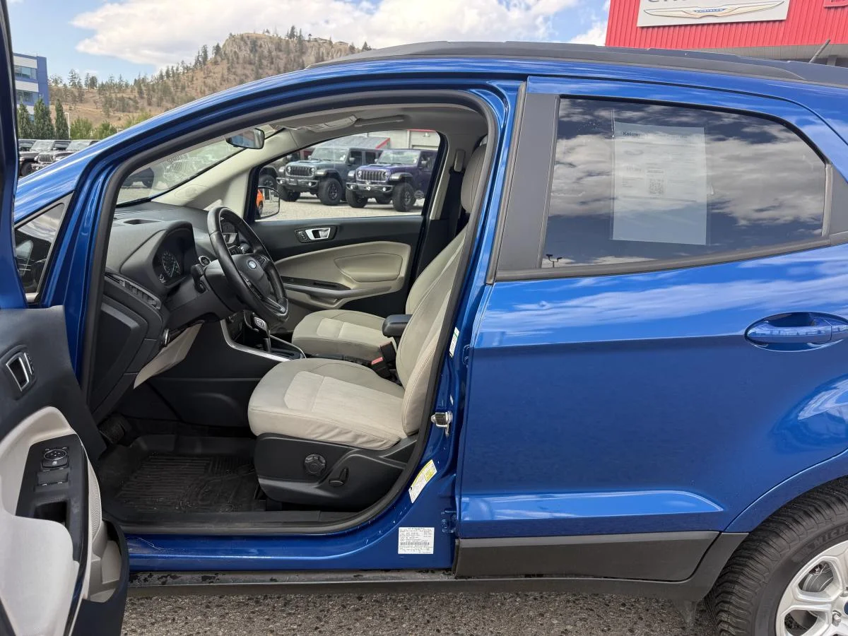 Used 2018 Blue Ford SE image 11