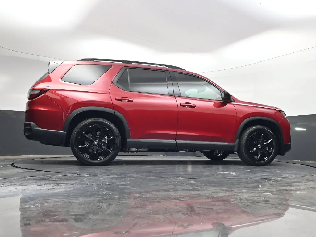 New 2026 Radiant Red Metallic II Honda Black Edition image 31