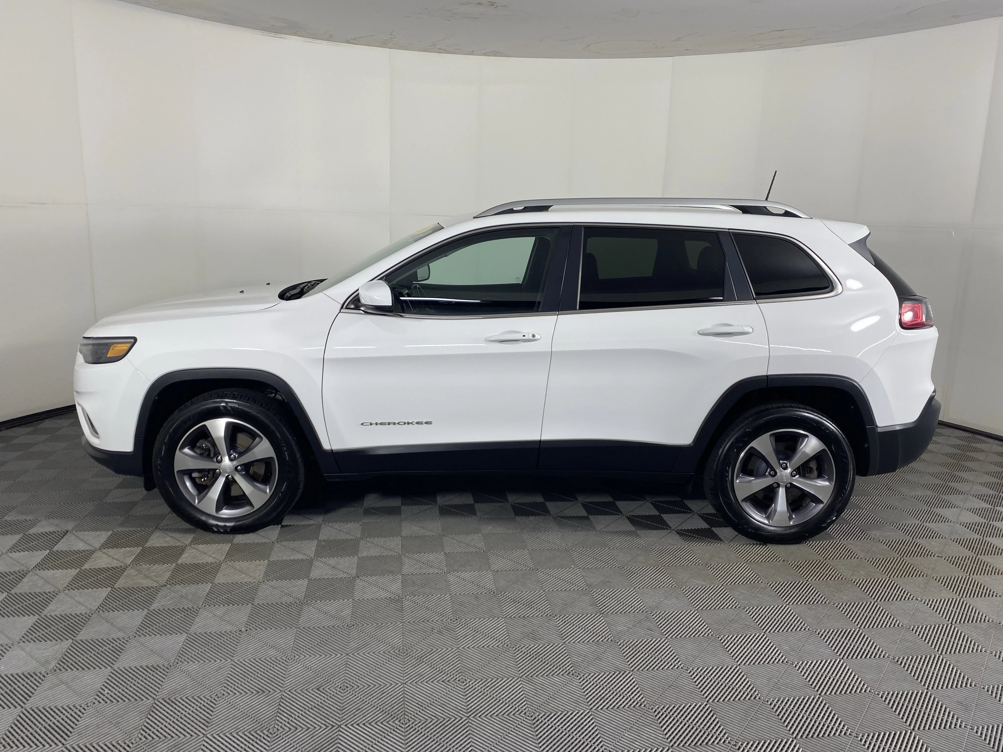 Used 2020 Bright White Clearcoat Jeep Limited image 9