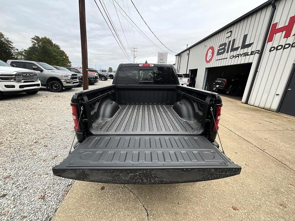 New 2027 Diamond Black Crystal Pearl-Coat Exterior Paint RAM Big Horn/Lone Star image 7