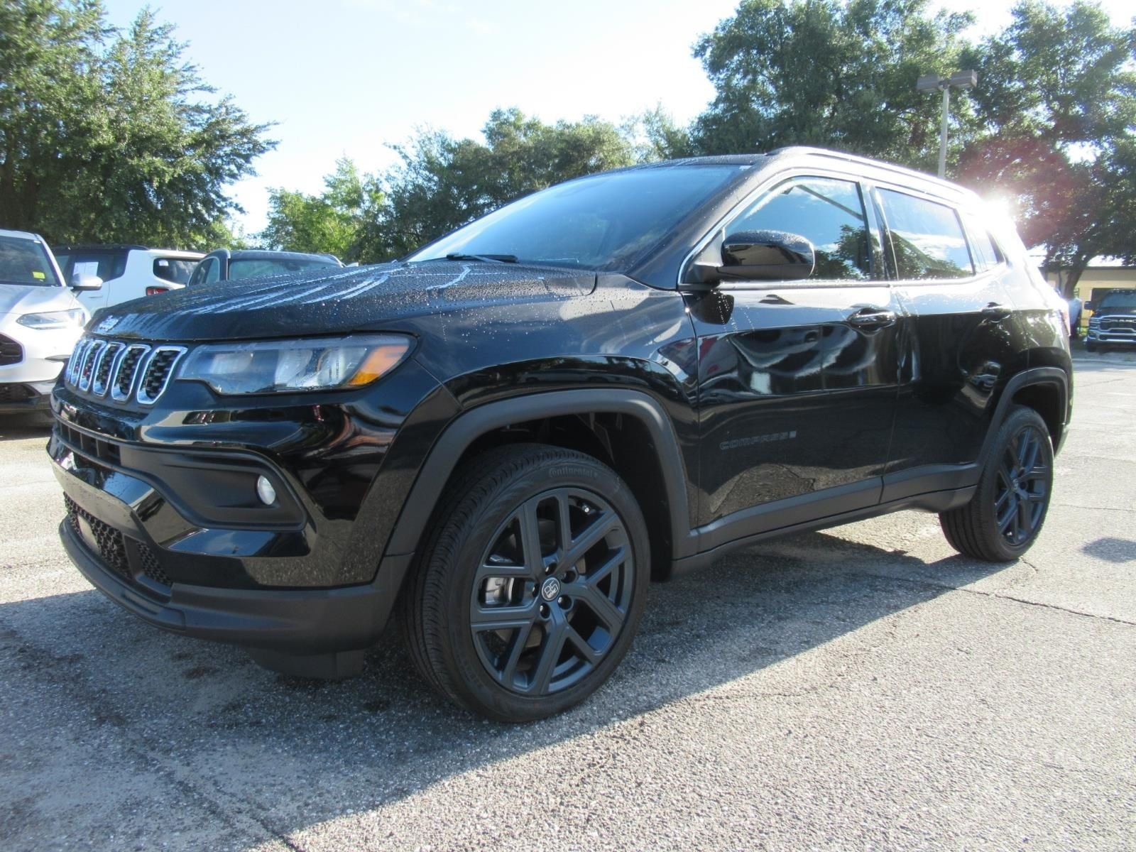 New 2026 Diamond Black Crystal Pearlcoat Jeep Latitude image 3