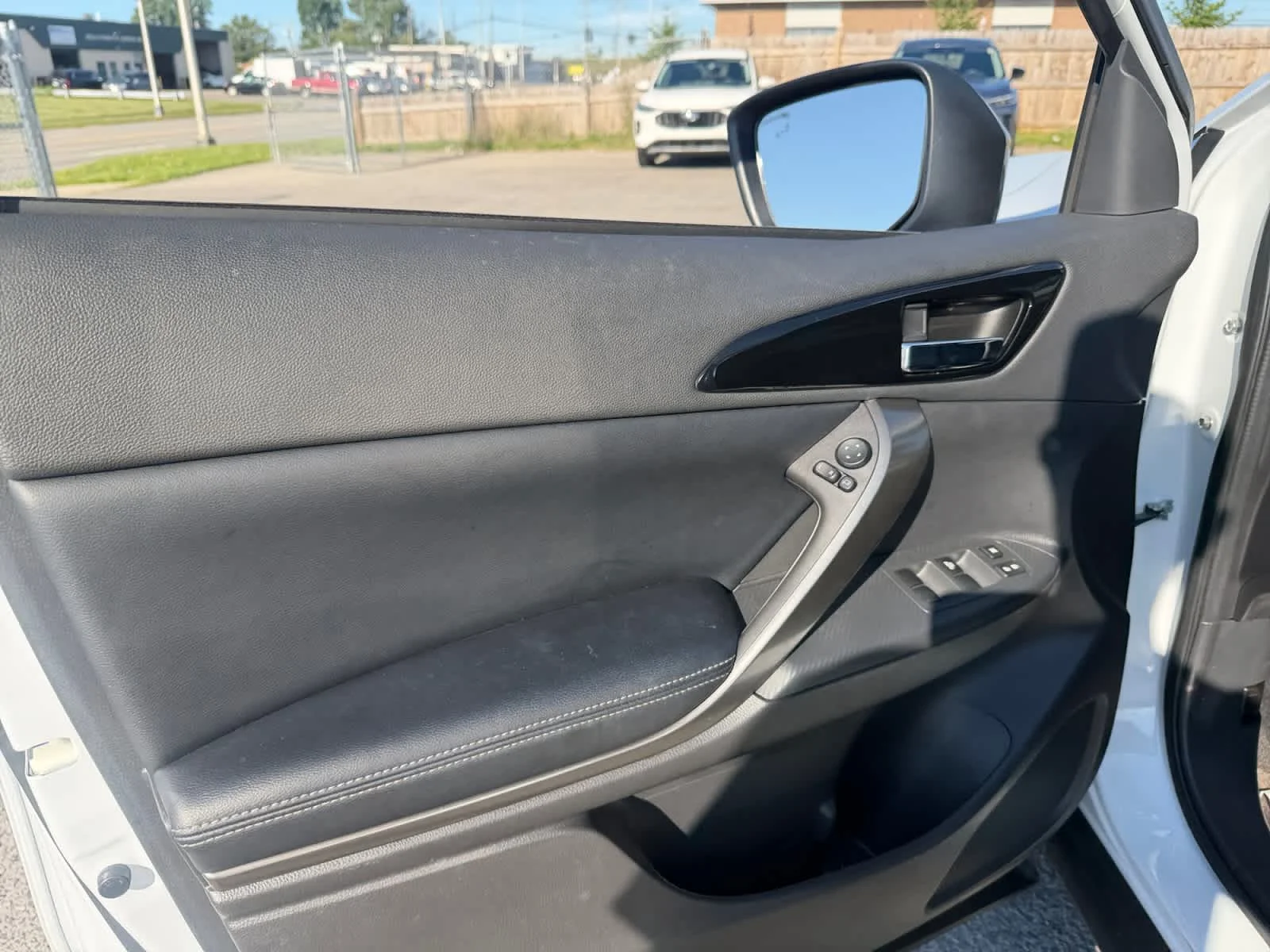 Used 2025 White Diamond Mitsubishi Black Edition image 12