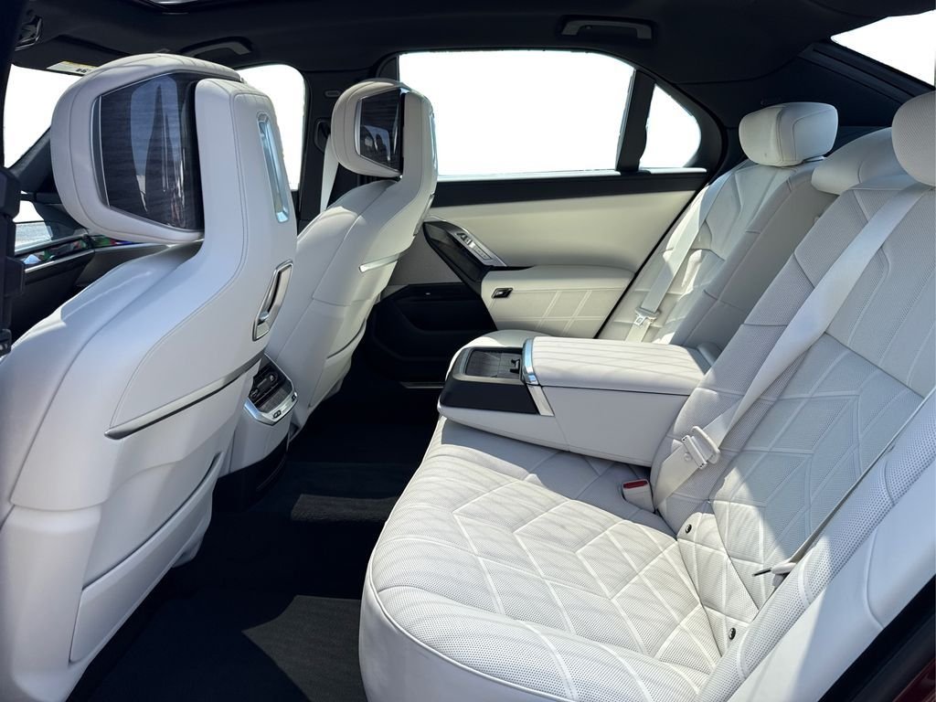 2025 BMW 7 Series 750e - Photo 10