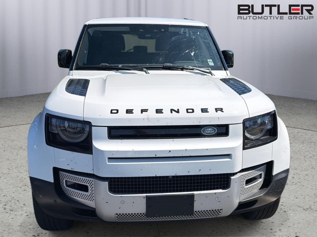 Used 2023 Fuji White Land Rover SE image 3