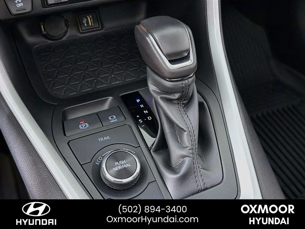 Used 2025 Wind Chill Pearl Toyota Hybrid XLE Premium image 17