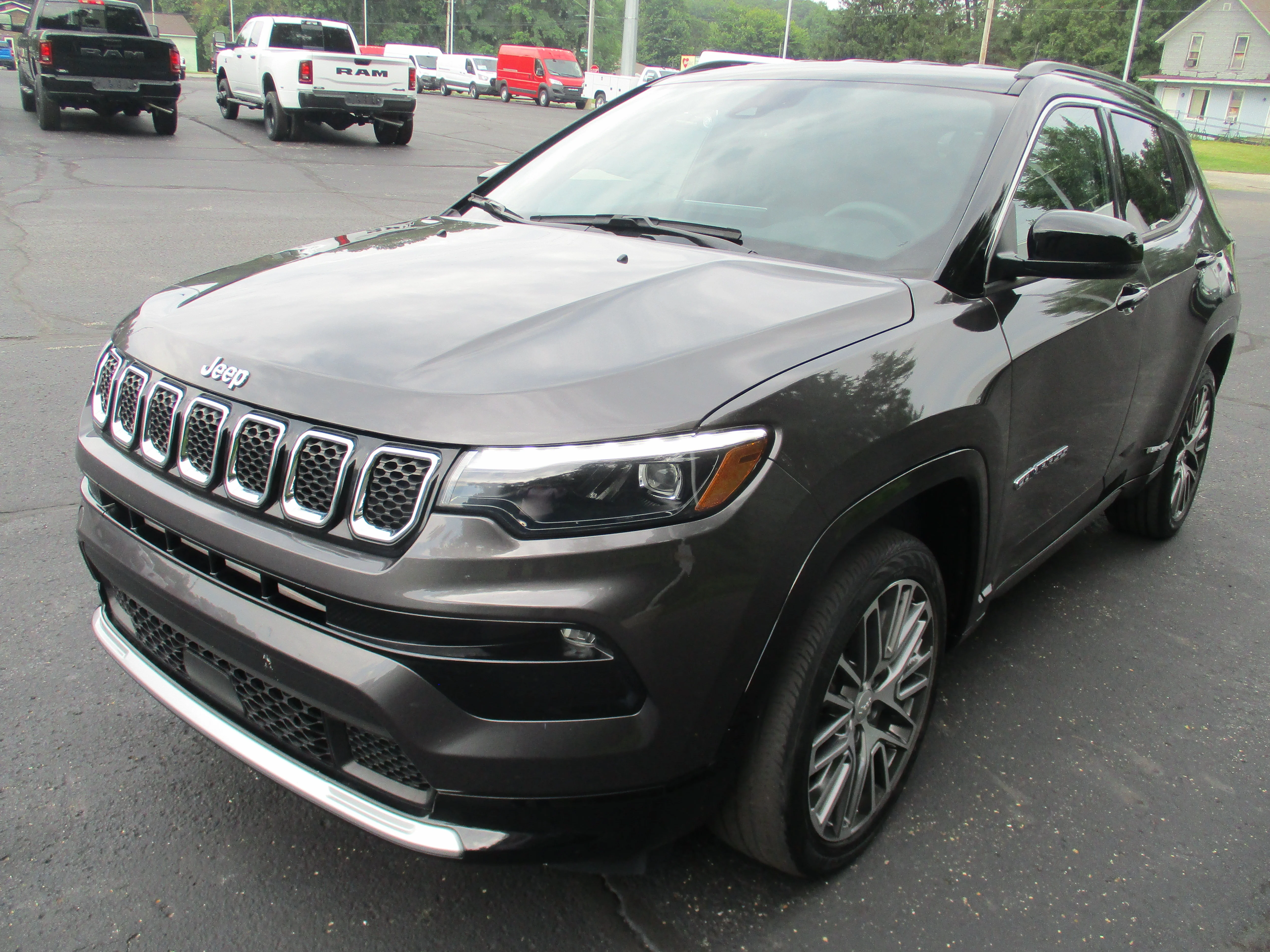 Used 2023 Granite Crystal Metallic Clearcoat Jeep Limited image 4
