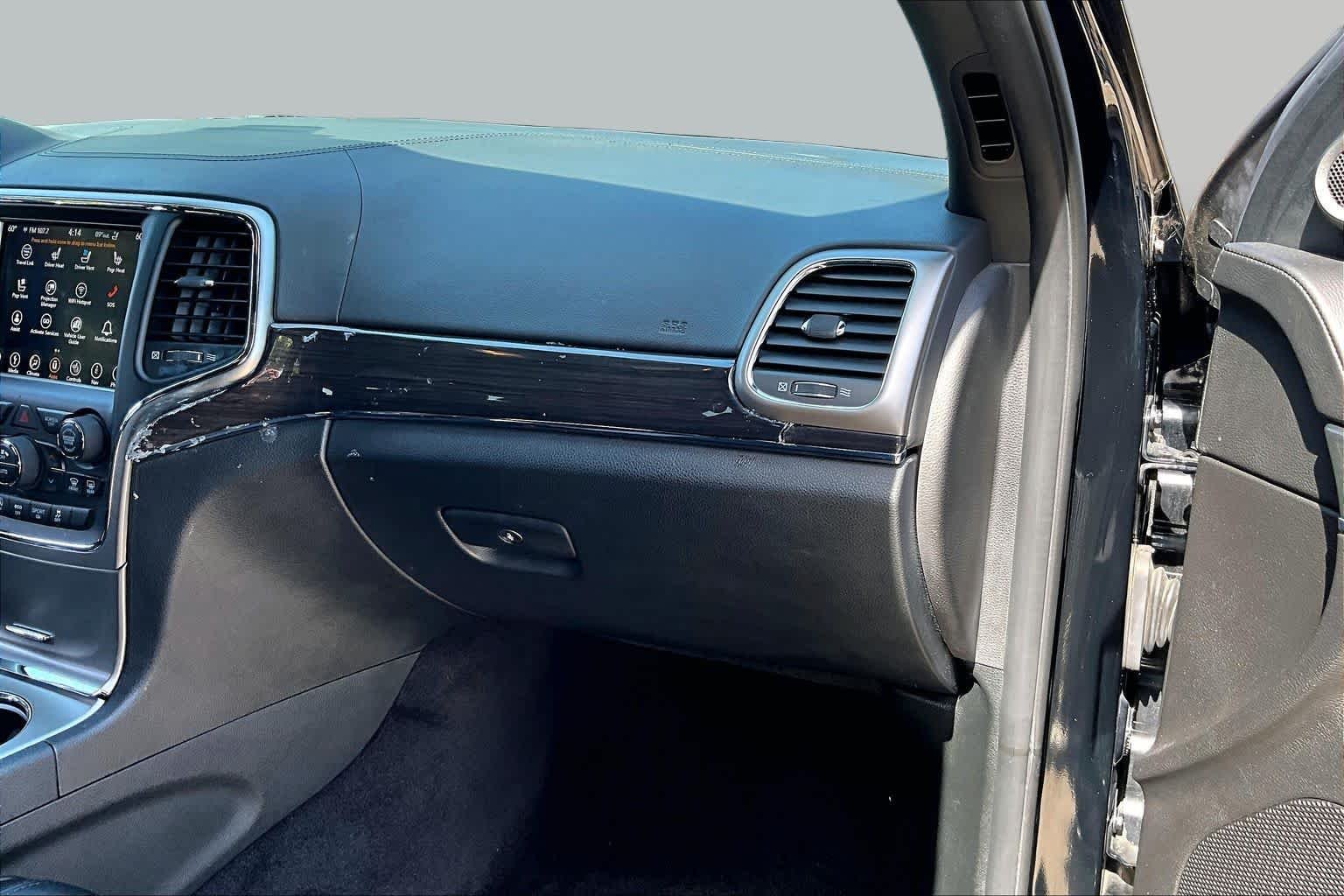 Used 2018 Diamond Black Crystal Pearlcoat Jeep Overland image 18