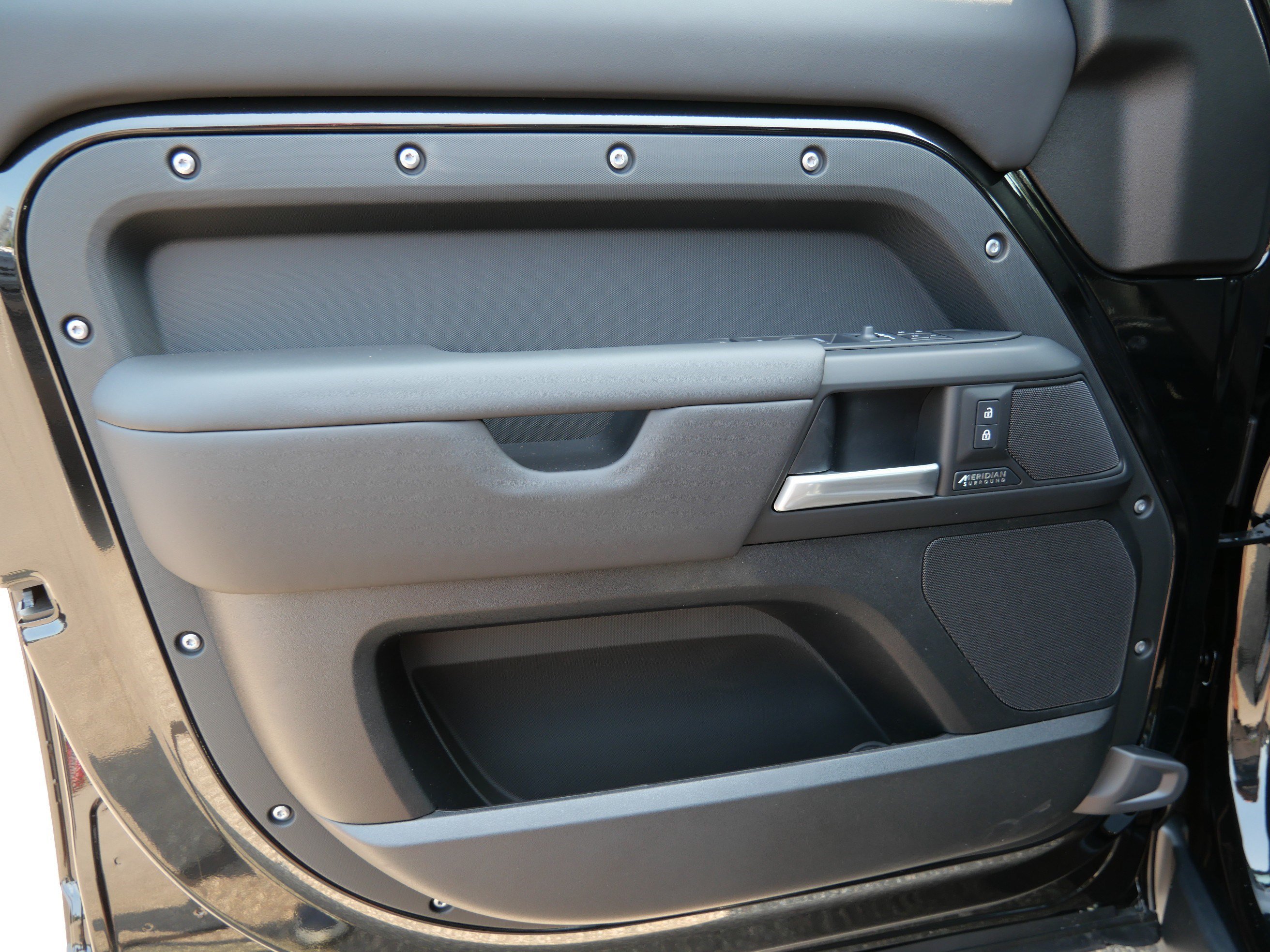 New 2026 Santorini Black Land Rover X-Dynamic SE image 4