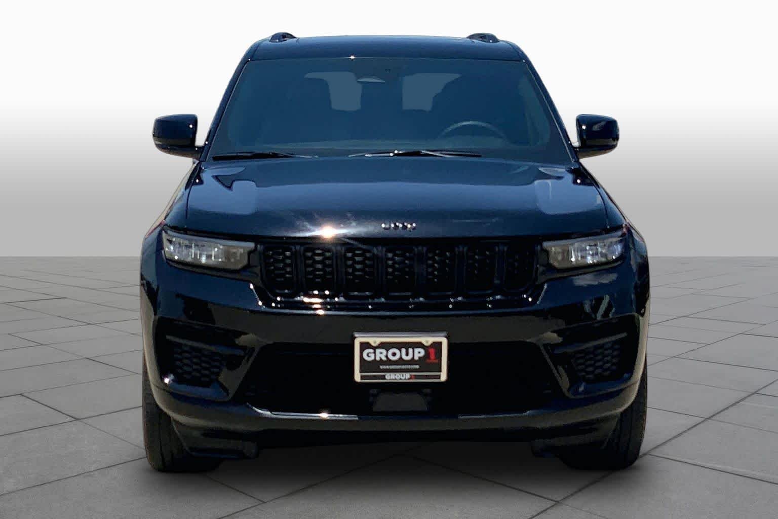 Used 2023 Diamond Black Crystal Pearlcoat Jeep Altitude image 4