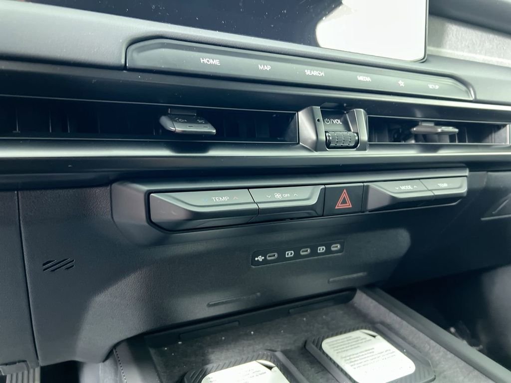 New 2027 Glacial White Pearl Kia X-LINE SX image 23