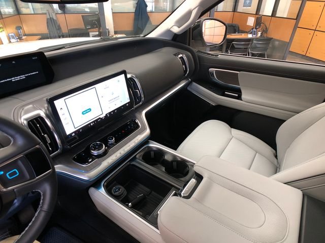 New 2026 Star White Metallic Tri-Coat Ford Platinum® image 18
