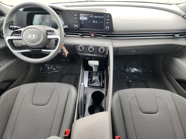 Used 2025 White Hyundai SE image 18