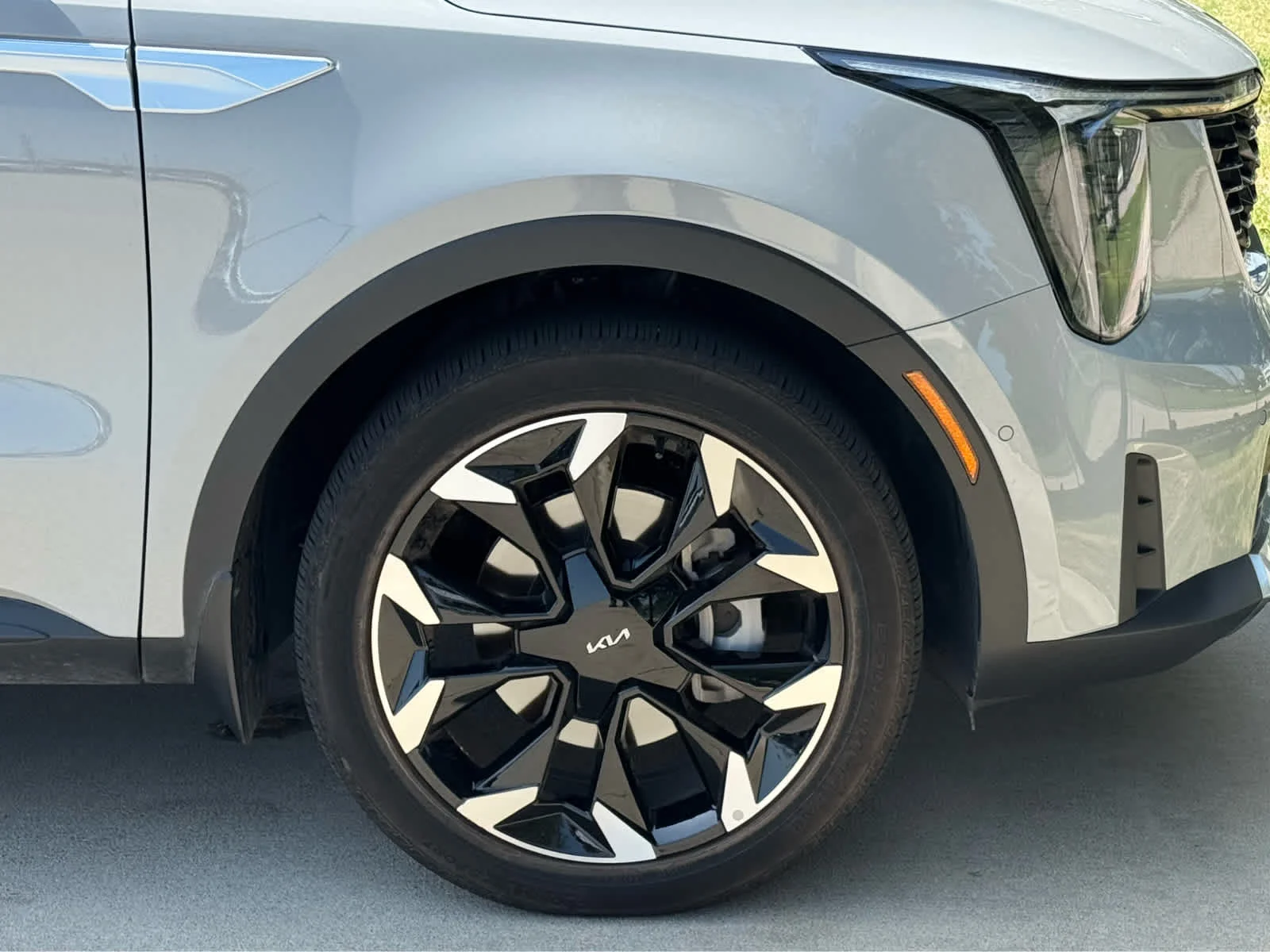 Used 2025 Wolf Gray Kia SX image 9