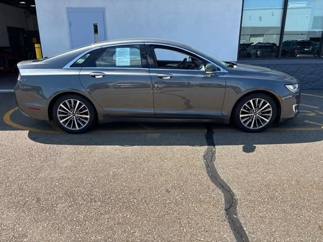 Used 2018 Magnetic Gray Metallic Lincoln Premiere image 4