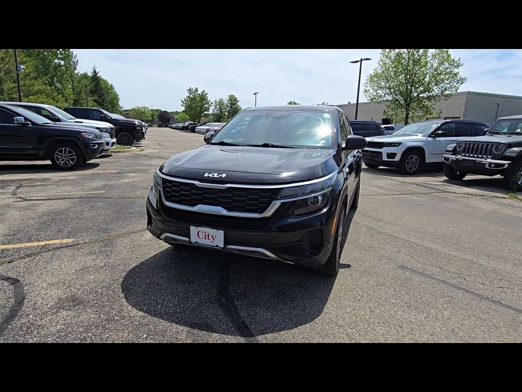 Used 2022 Black Kia LX image 3