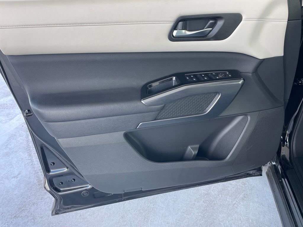 Used 2023 Black Nissan SL image 9