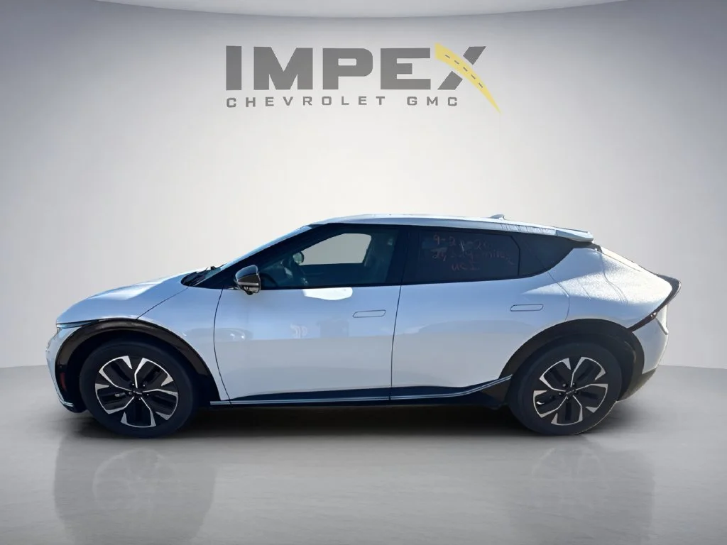 Used 2023 White Kia Wind image 2