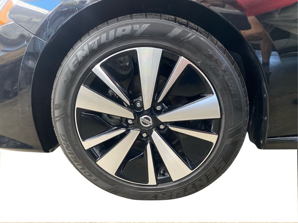 Used 2022 Black Nissan 2.5 SV image 5