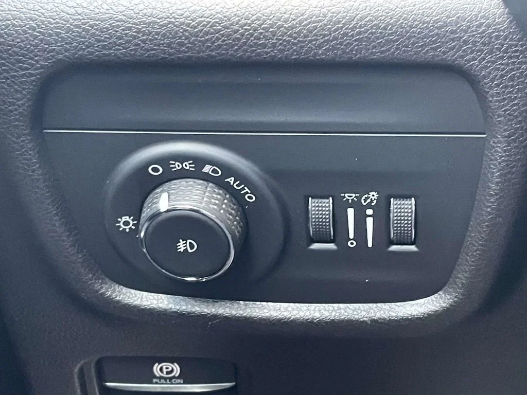 Used 2022 Gray Jeep Limited image 29