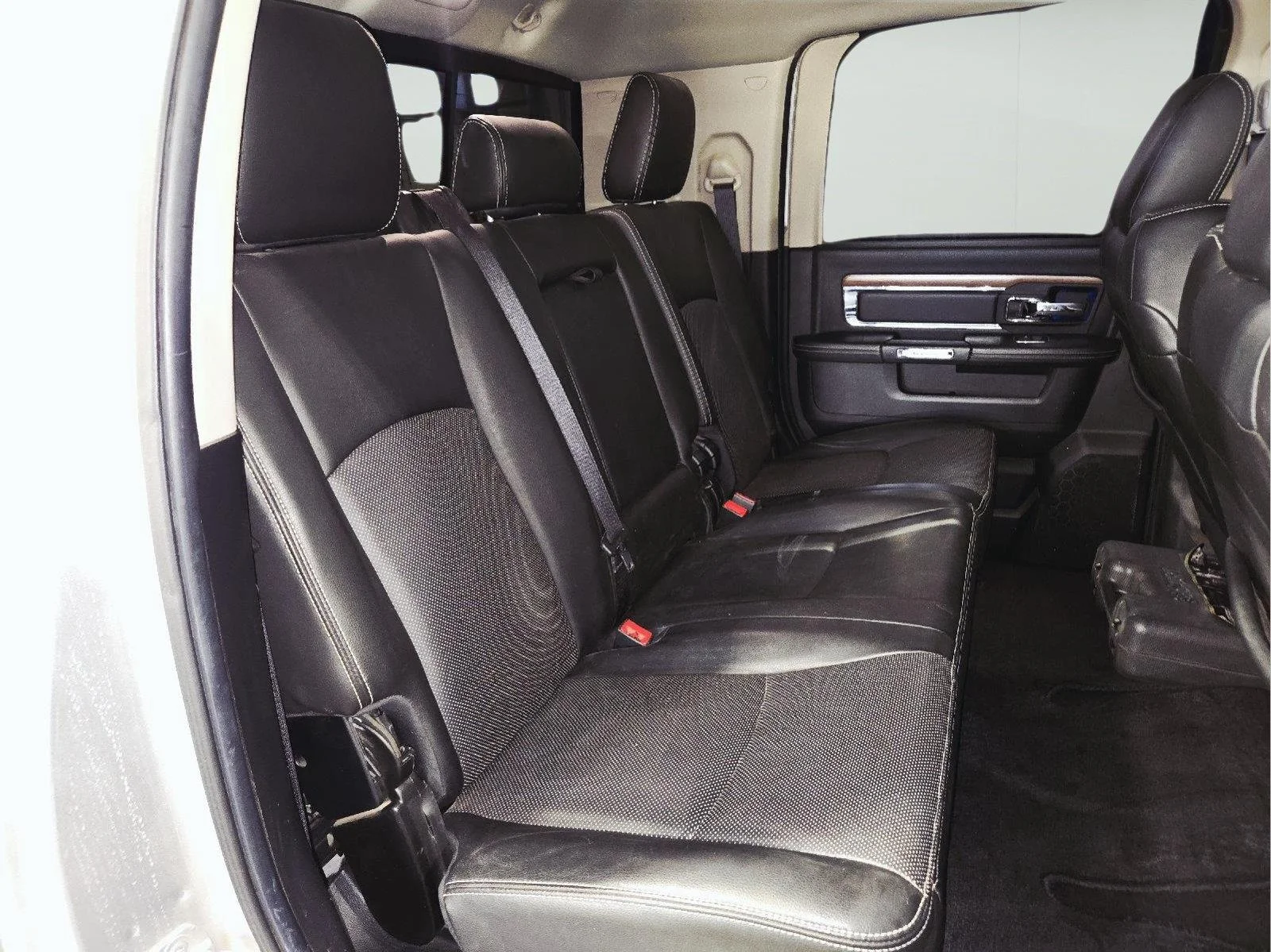 Used 2014 Bright Silver Metallic Clearcoat Ram Laramie image 38