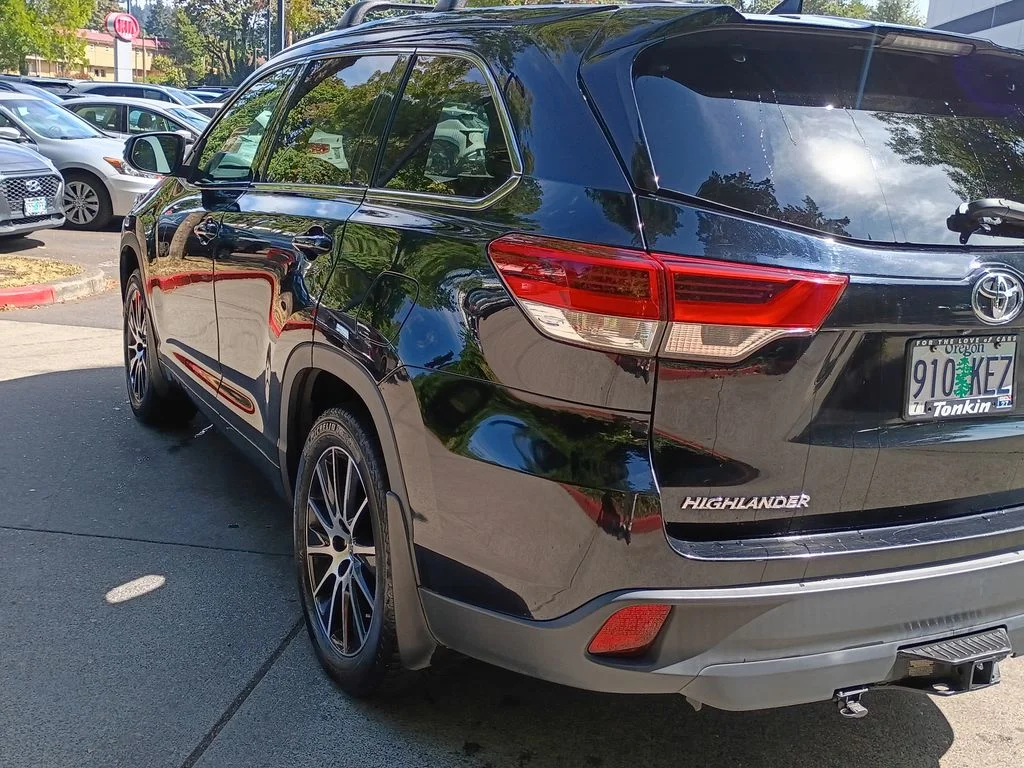 Used 2017 Midnight Black Metallic Toyota SE image 6