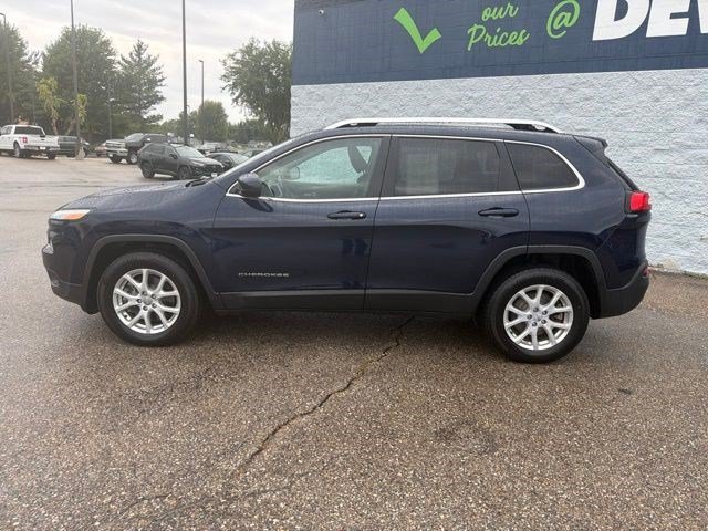 Used 2015 True Blue Pearlcoat Jeep Latitude image 2