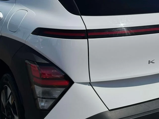 Used 2025 White Hyundai SEL image 13