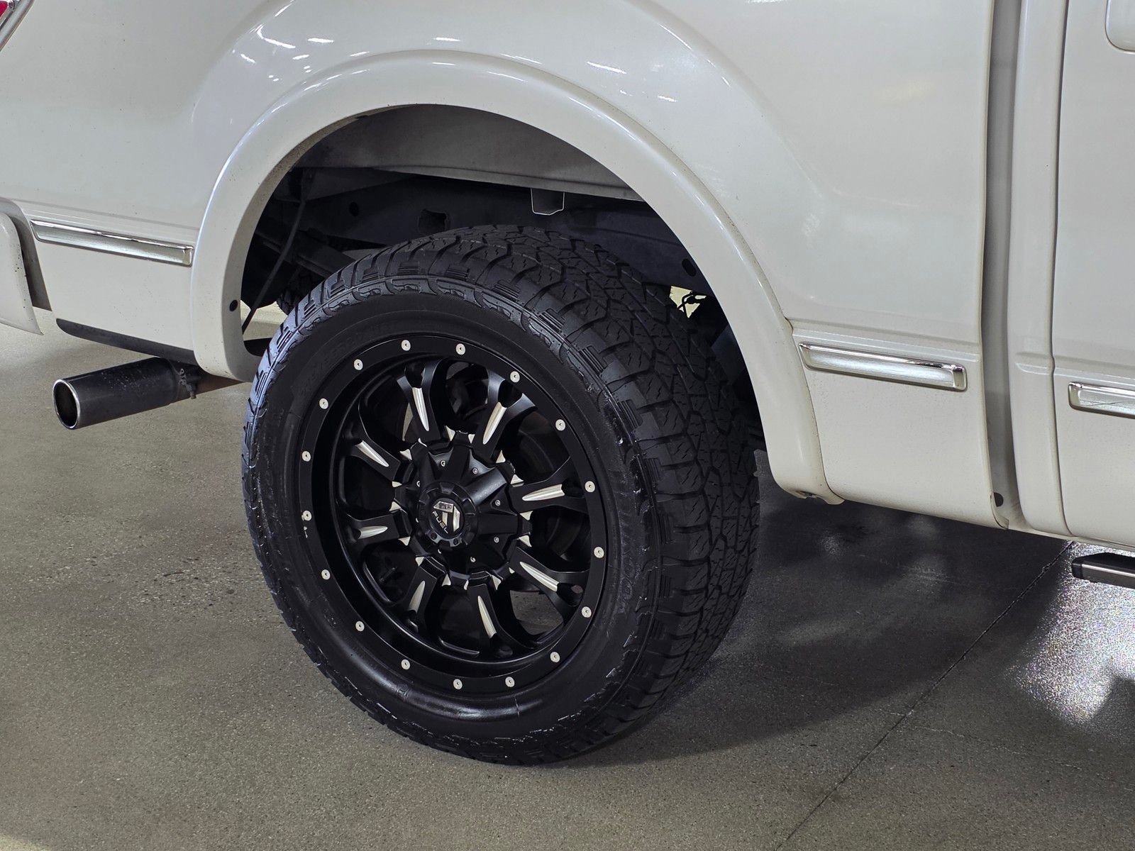 Used 2013 White Platinum Clearcoat Metallic Ford Platinum image 9